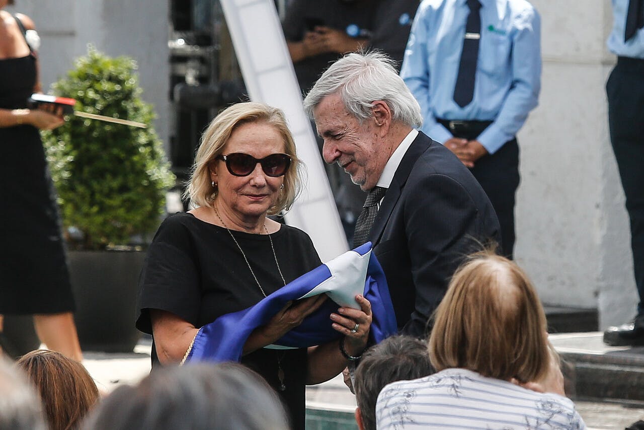 Canciller entrega bandera chilena a Cecilia Morel, viuda del expresidente Piñera
