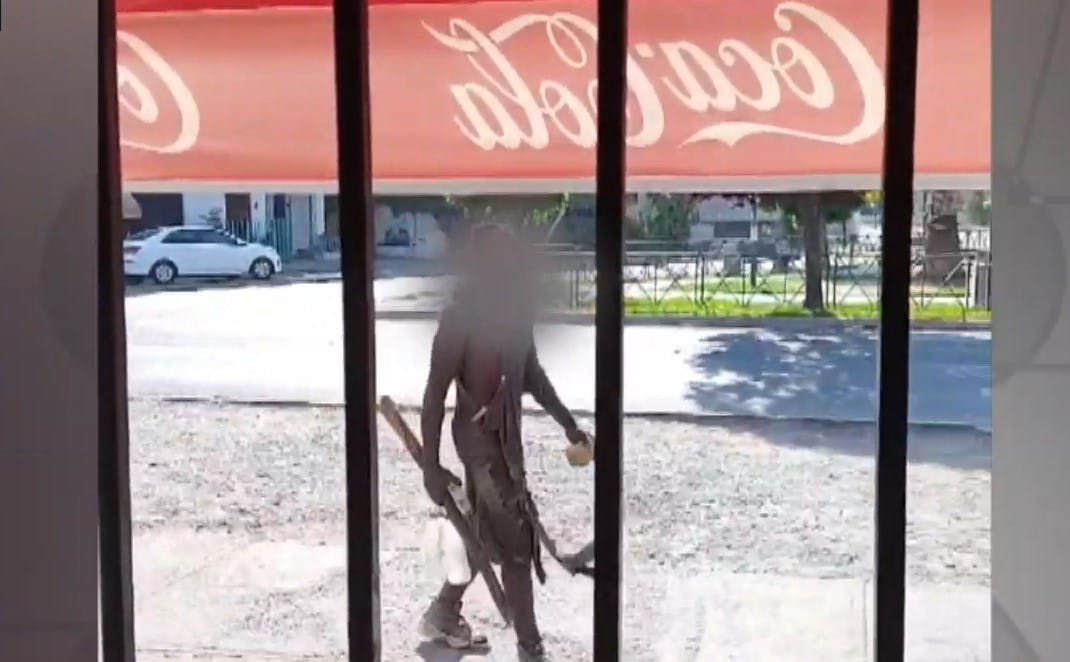 ¡Vecinos en alerta! Violento sujeto amenaza a un barrio completo en San Miguel