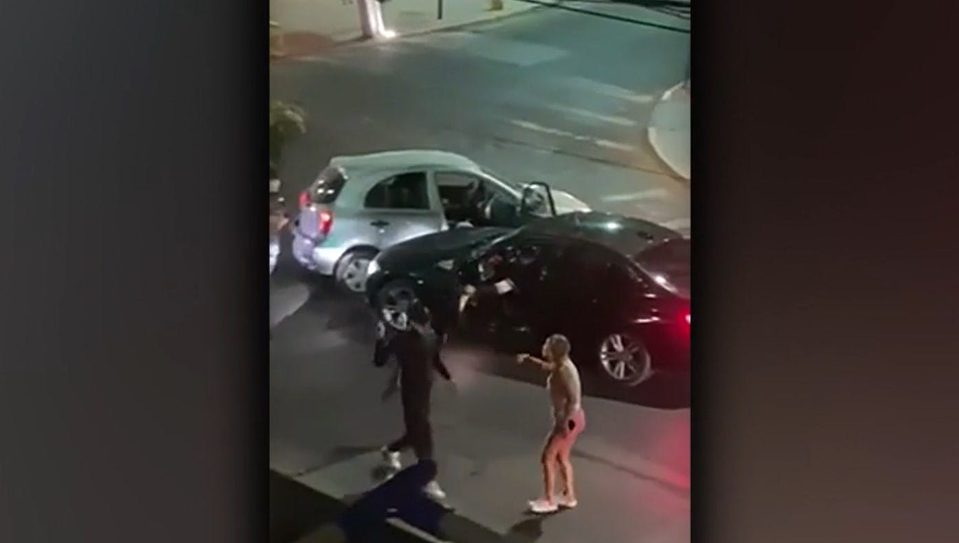¡Cobardes! Delincuentes amenazan violentamente con llave de cruz a mujer para robar su auto 