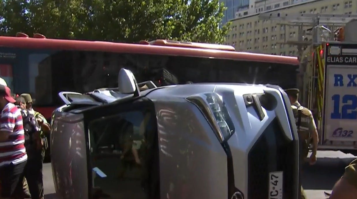 Automóvil quedó volcado: Impactante accidente al frente de La Moneda