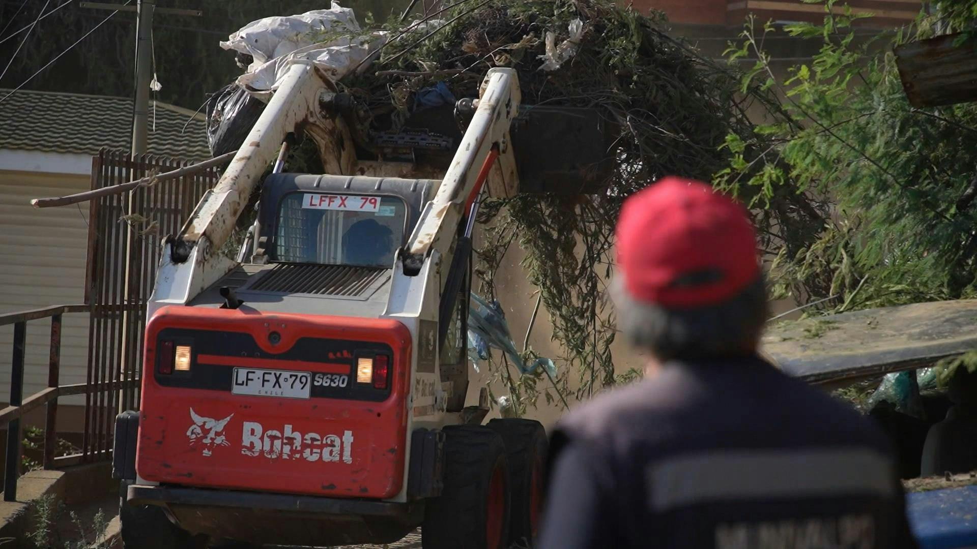 Más de 60 toneladas de maleza y basura fue retirada de los cerros de Valparaíso