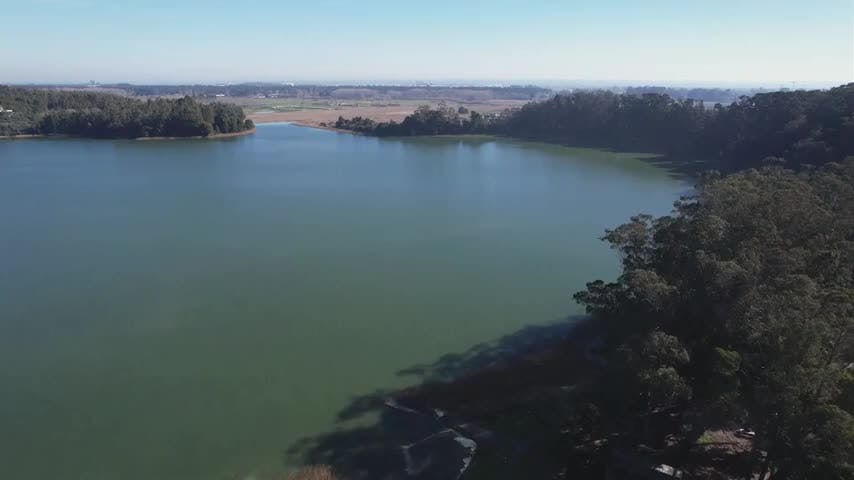 Justicia pide informe a municipalidad y a sanitaria por contaminación en humedal Bayona y laguna Grande San Pedro.