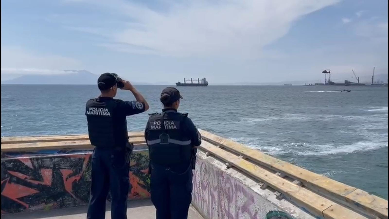 Rescatistas marítimos realizan maniobras de práctica a solo metros de la costa