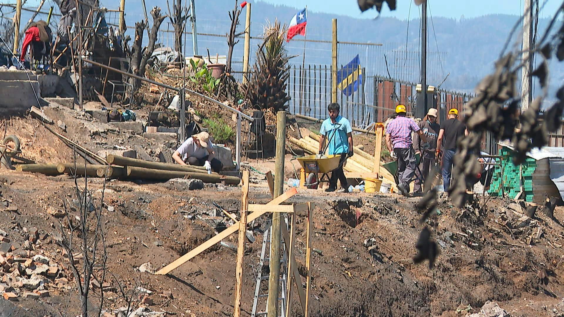Disminuyen voluntarios en zonas arrasadas por incendios en Viña del Mar y Quilpué