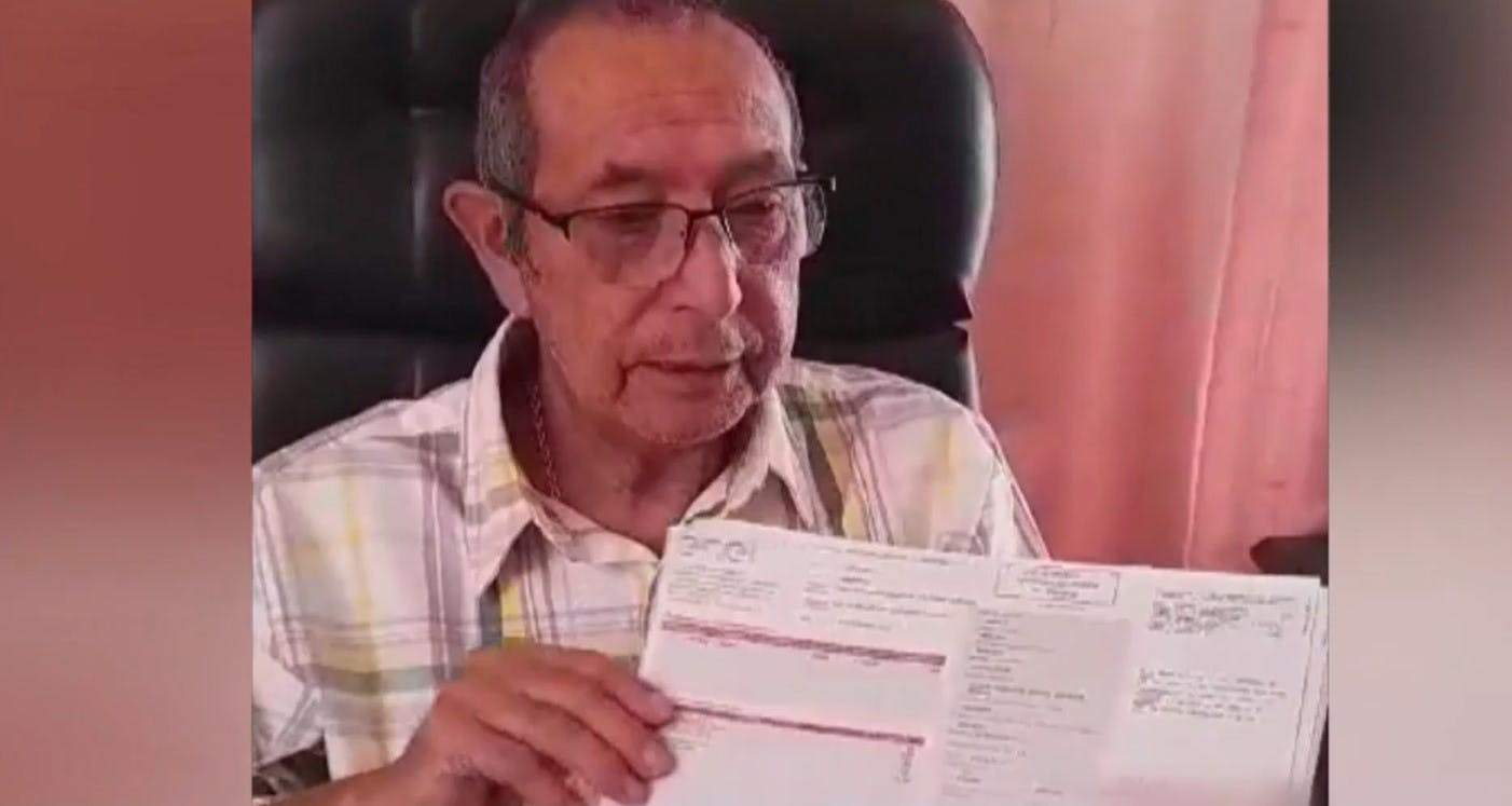 ¡Le cobran consumo de semáforos! Adulto mayor recibió millonaria cuenta de luz