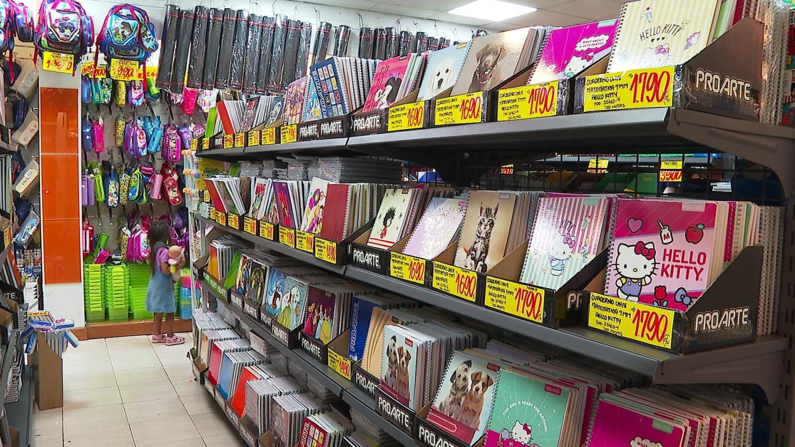 Padres comienzan con las compras escolares