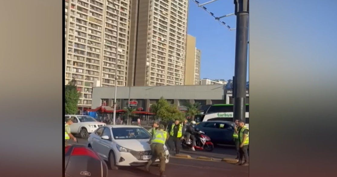 Conductor se fuga a fiscalización e intenta atropellar a Carabinero en plena Alameda