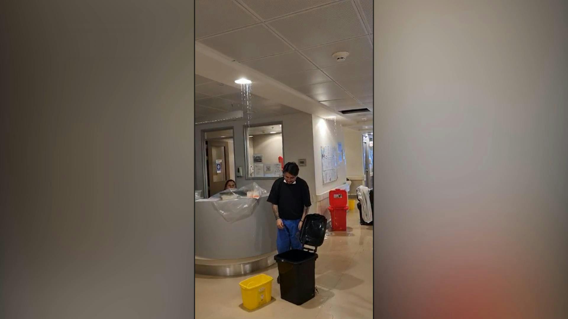 Enfermeros usaron basureros para contener filtración de agua en Hospital Gustavo Fricke
