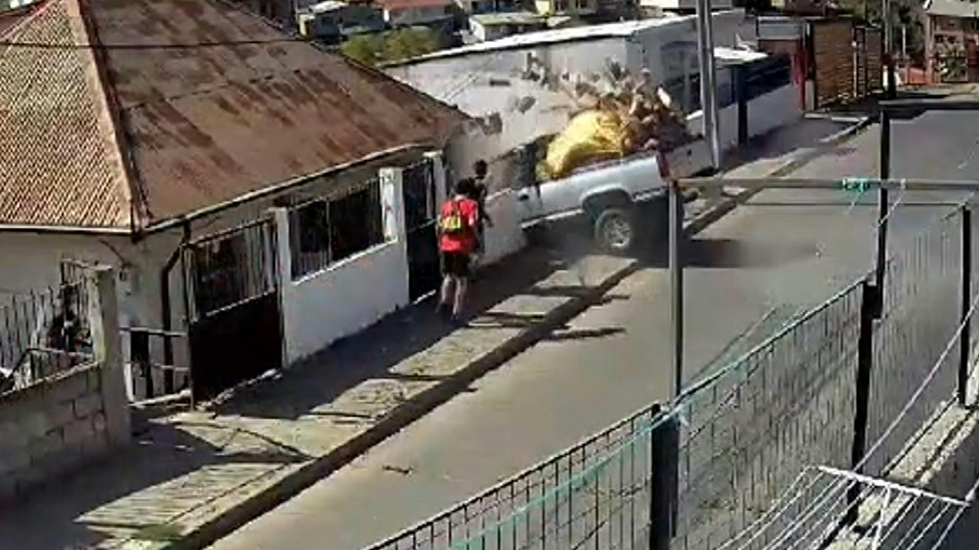 Vehículo terminó incrustado en vivienda del Cerro Los Placeres de Valparaíso
