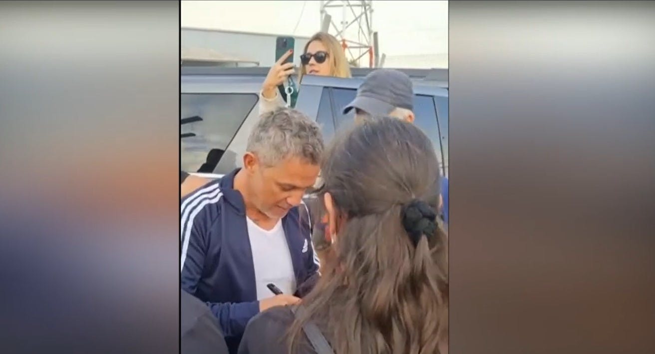 ¡Alerta de Topo!: Tenemos los videos exclusivos de la llegada de Alejandro Sanz a Chile