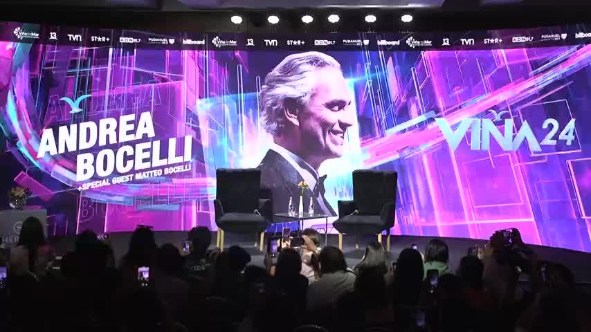 Así fue la entrada de Andrea Bocelli a su conferencia de prensa