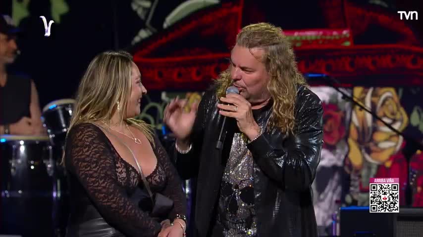 La emoción de fan que subió al escenario con Maná en Viña 2024