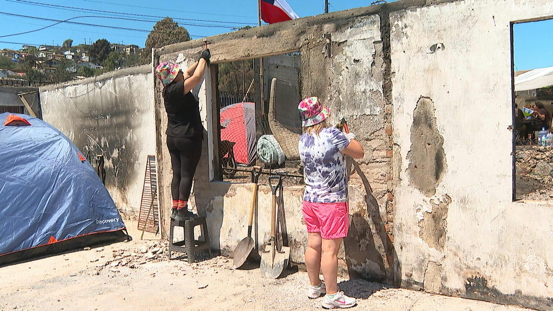 Continúa la reconstrucción de viviendas tras un mes del incendio en Viña del Mar, Quilpué y Villa Alemana
