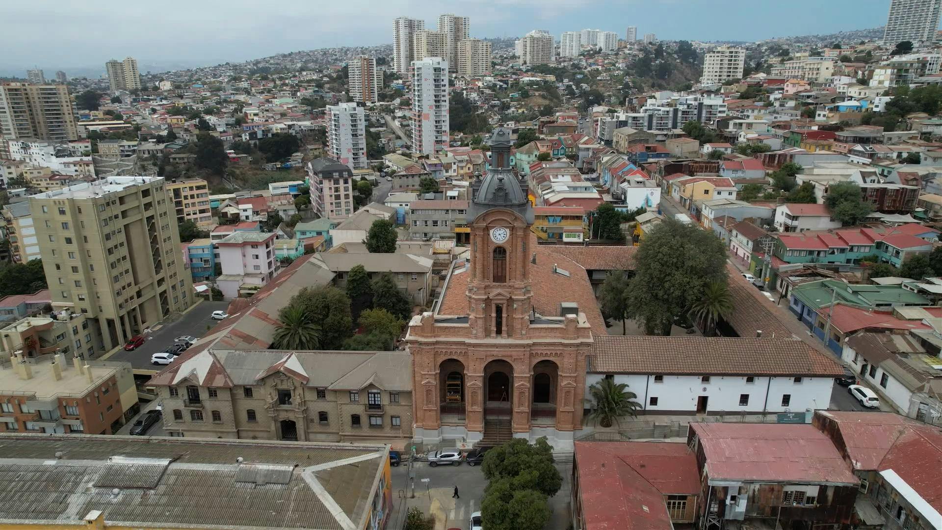 Autoridades supervisan avance final de obras en iglesia San Francisco de Valparaíso