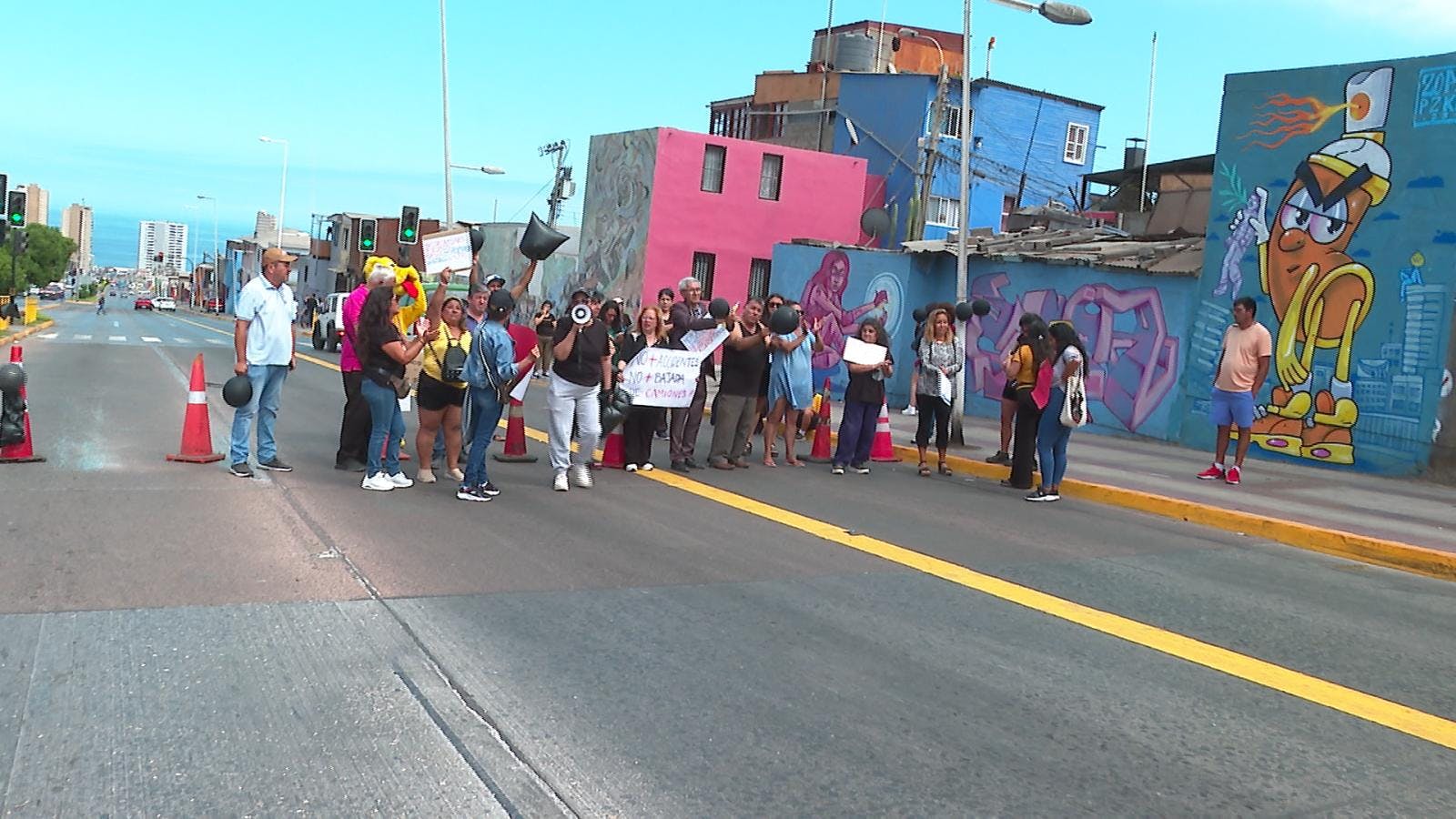Vecinos de Salvador Allende realizan protesta y denuncian que camiones siguen transitando por la avenida