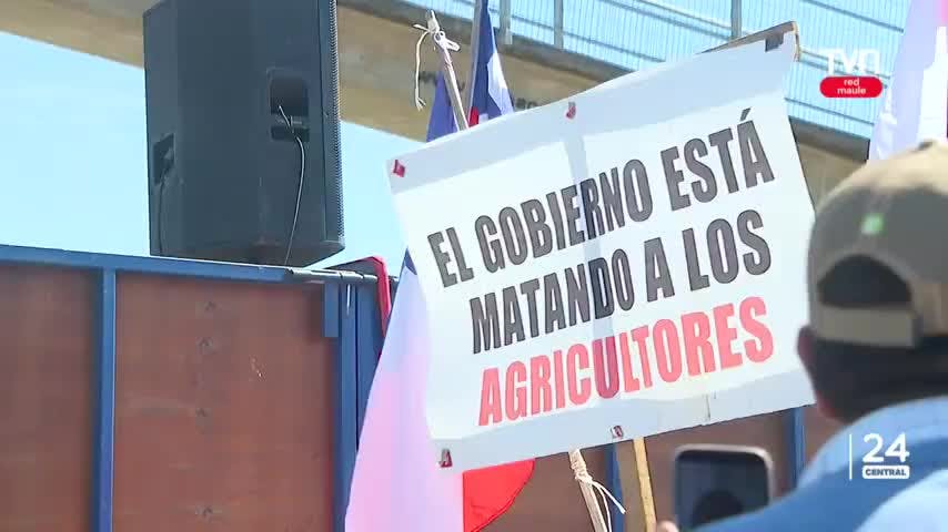 Agricultores se manifiestasn y cortan Ruta 5 Sur