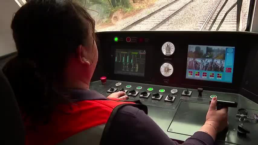 Soledad Torres es la primera conductora de tren en el Gran Concepción
