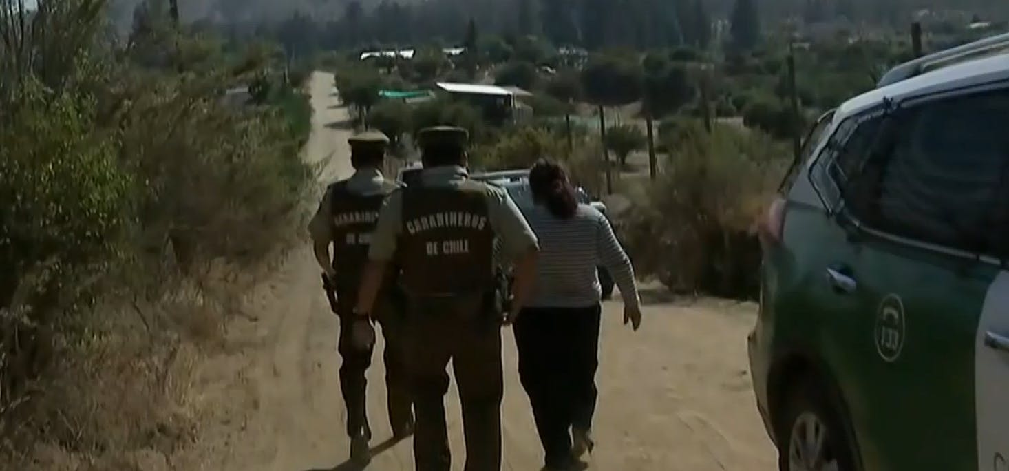 ¡Tenían un basural! Carabineros detiene a mujer que se tomó terreno y casa