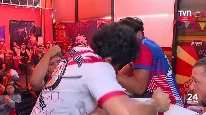Lucha de brazos con competidores de varias regiones