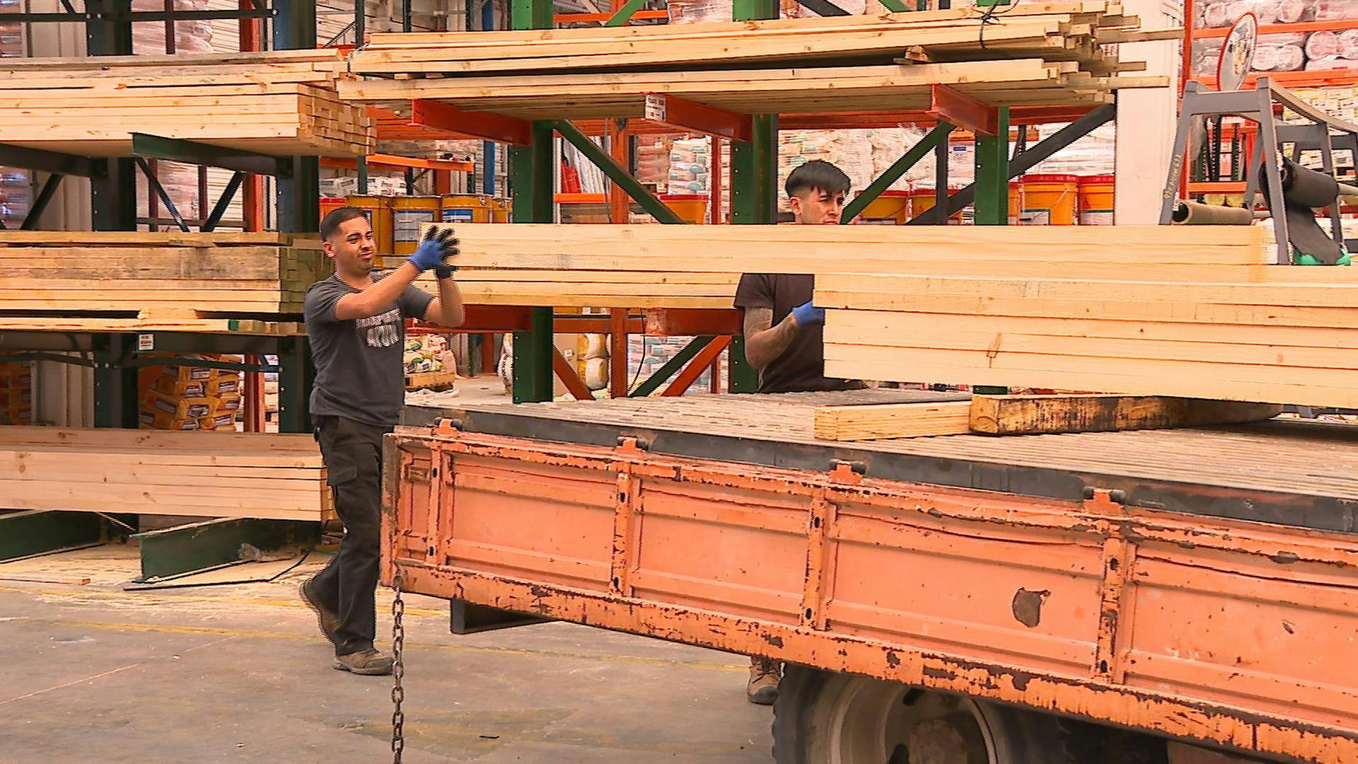 Sector comercial de la construcción visualiza alza de sus ventas en torno a reconstruir viviendas afectadas por el fuego