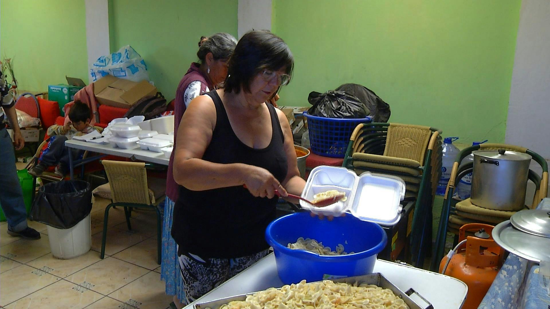 Angustia provoca baja de voluntarios en ollas comunes para ayudar a damnificados de incendios