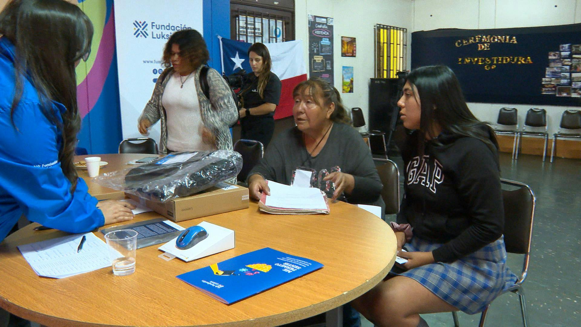 Fundación Luksic ayuda a alumnos afectados por los incendios a retomar sus estudios con la entrega de nuevos computadores