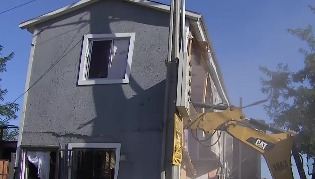 Demuelen casas en distintos puntos de polémica toma en Maipú
