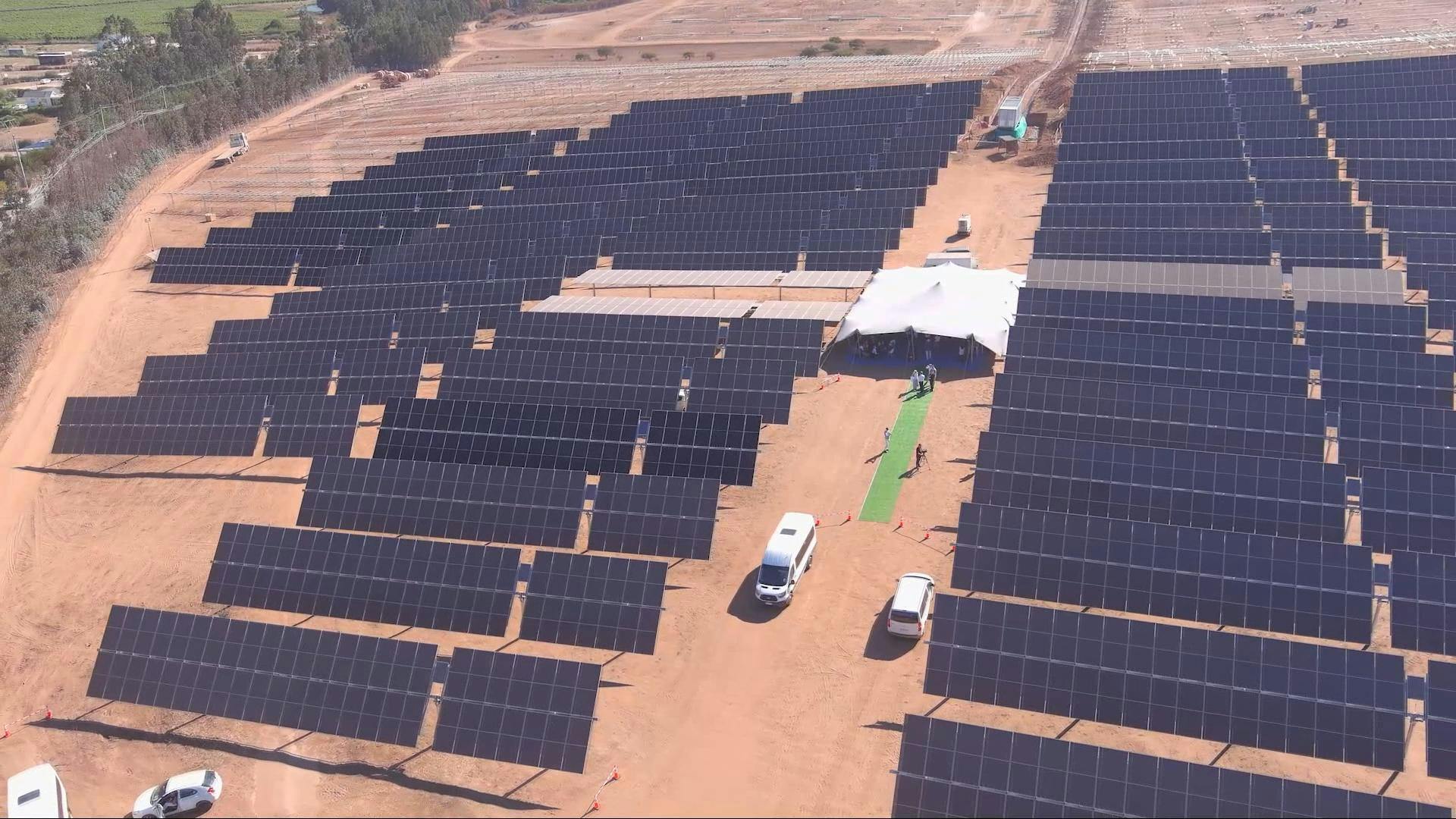En San Antonio visitan planta de energía renovable más grande de la región