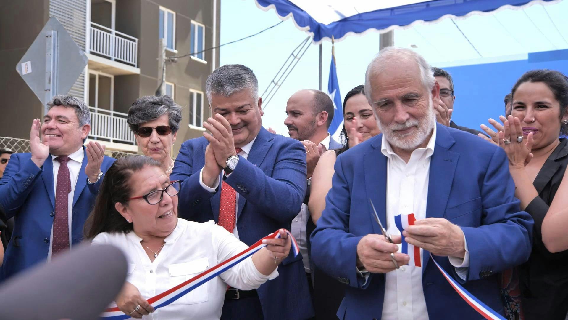 El Ministro Carlos Montes entregó 600 nuevos departamentos en Limache