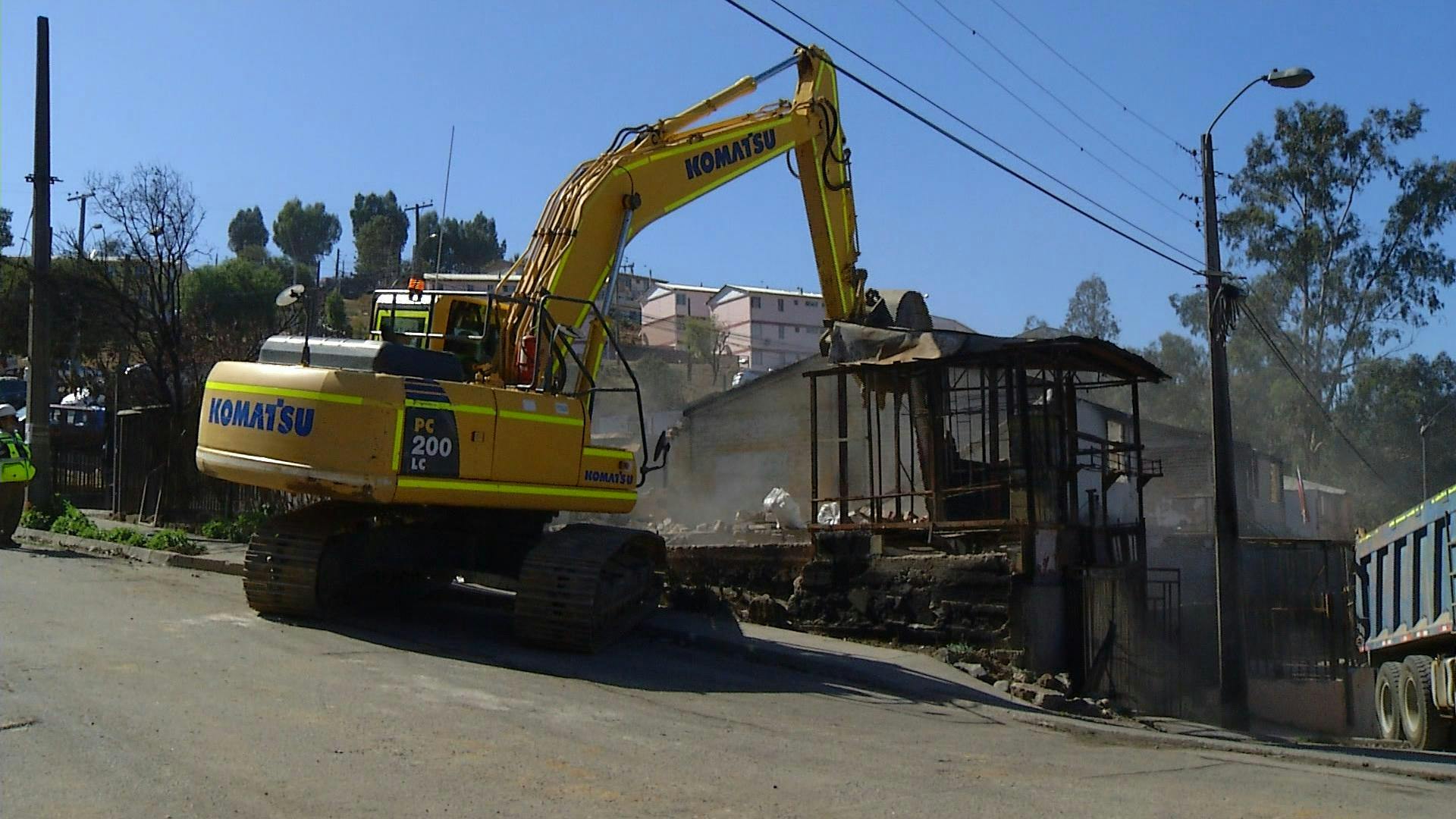 Comenzó demolición de viviendas destruidas en El Olivar