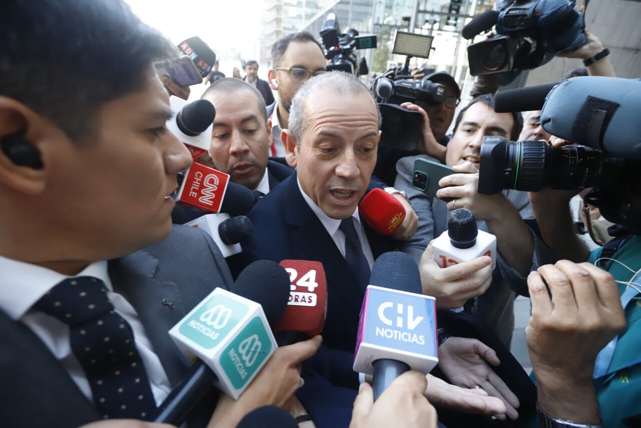 Vergonzosa y violenta llegada del formalizado exdirector de la PDI, Sergio Muñoz