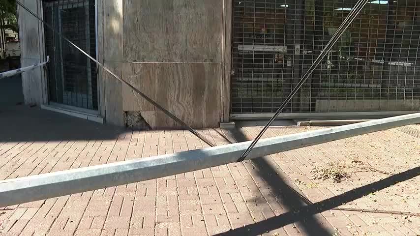 Camión destruyó postes del alumbrado y generó caos vial