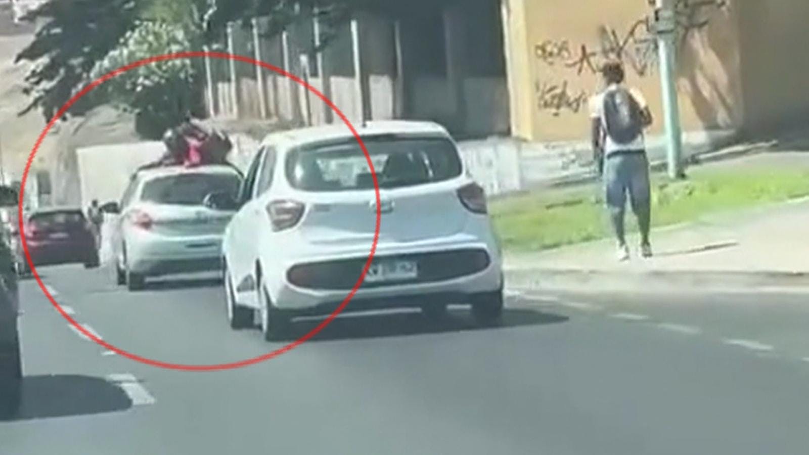 Conductor de delivery viajó dos kilómetros sobre el techo de un vehículo