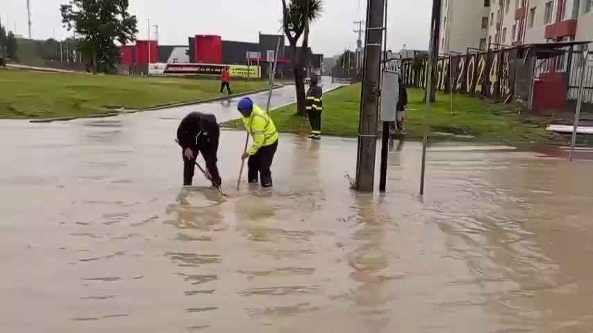 Caos vial por anegamiento frente a Vega Monumental