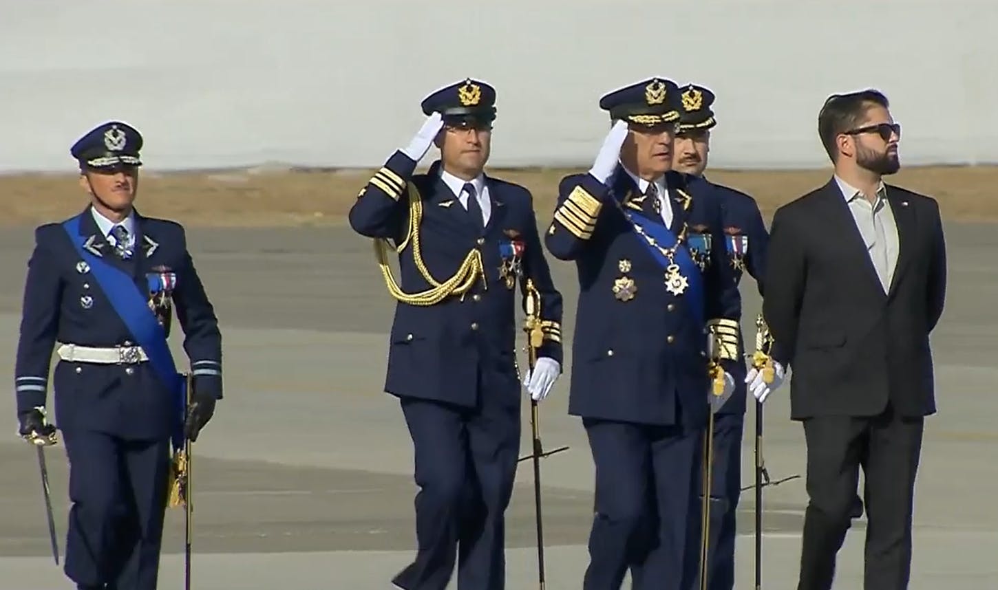 Fuerza Aérea de Chile rinde honores al Presidente Boric