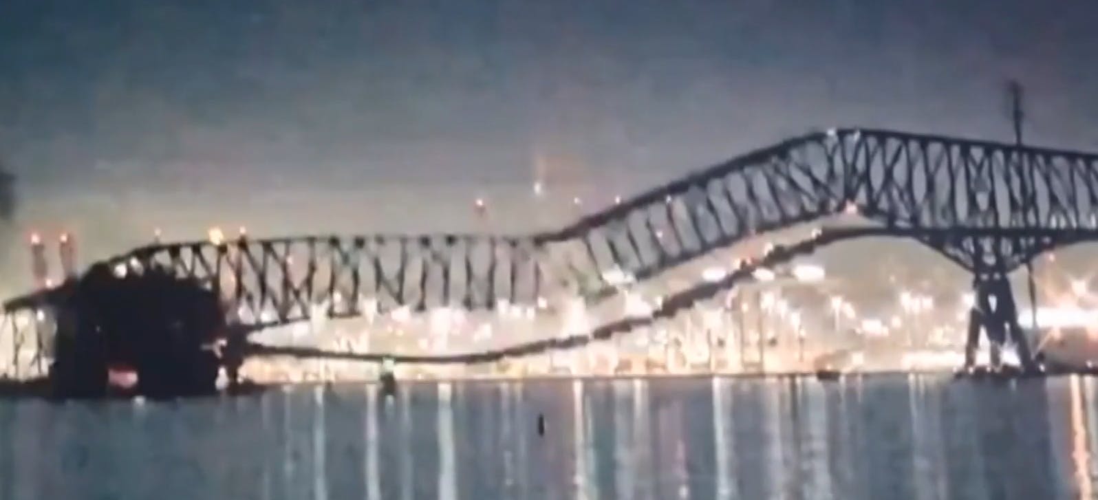 ¡Impactante registro! Barco impacta puente de Baltimore y lo desplomó 
