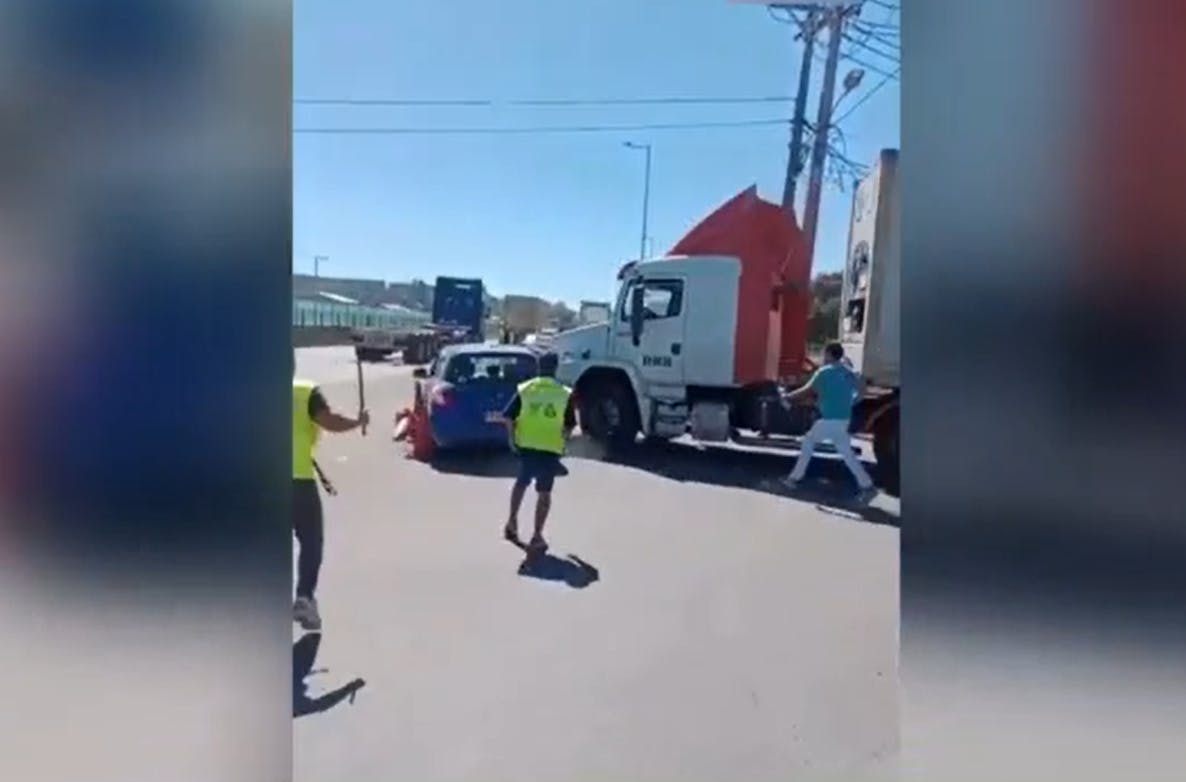 Camionero arrasó contra un hombre durante manifestación en Coronel