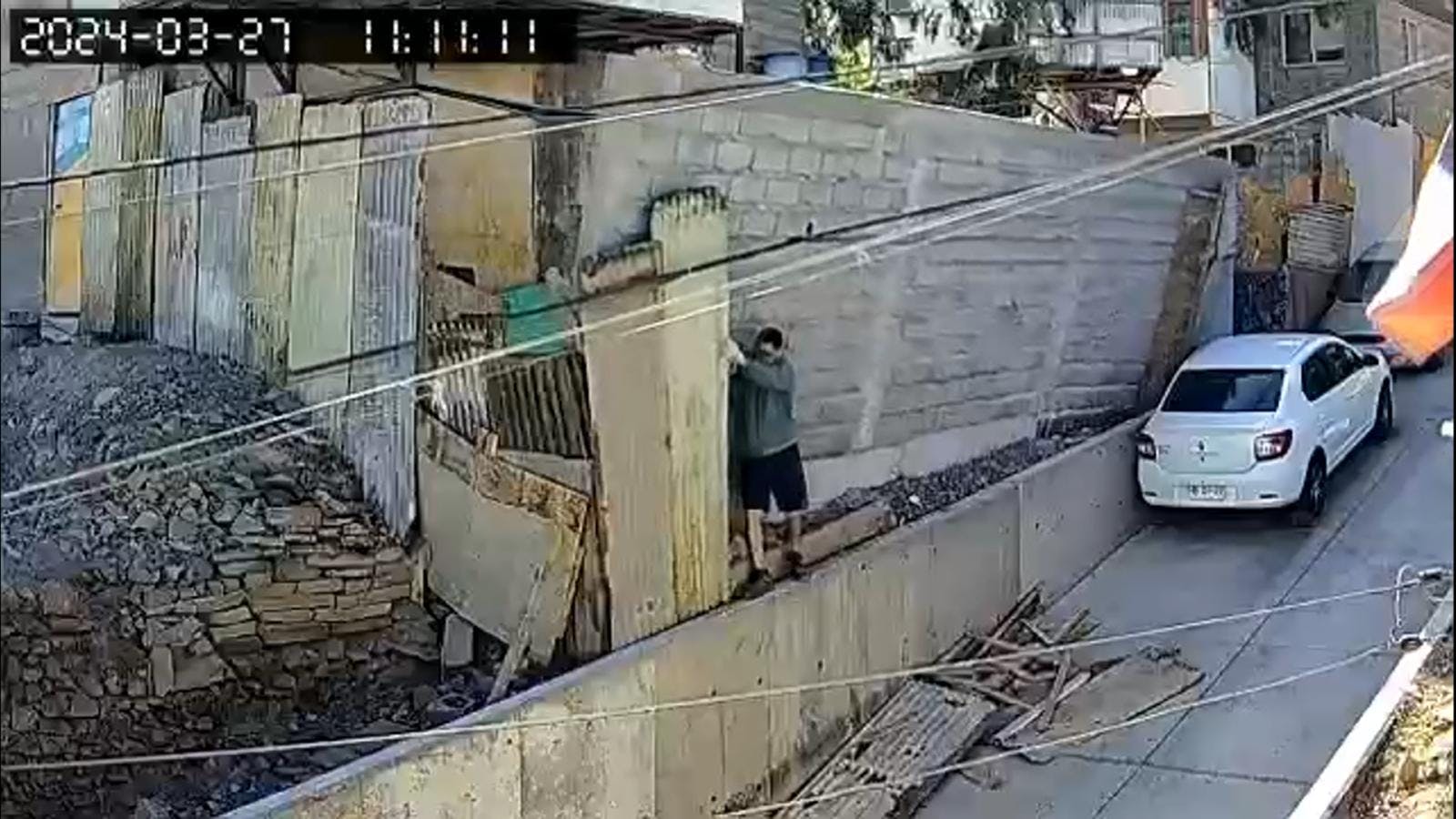 De milagro joven salvó de ser aplastado por un gran muro de concreto