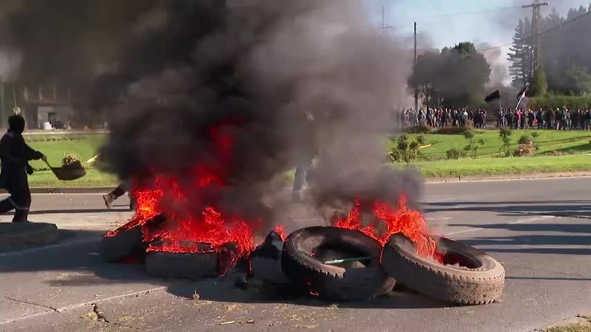 Caos vial genera protesta con neumáticos encendidos en contra el cierre de la siderúrgica de Talcahuano.