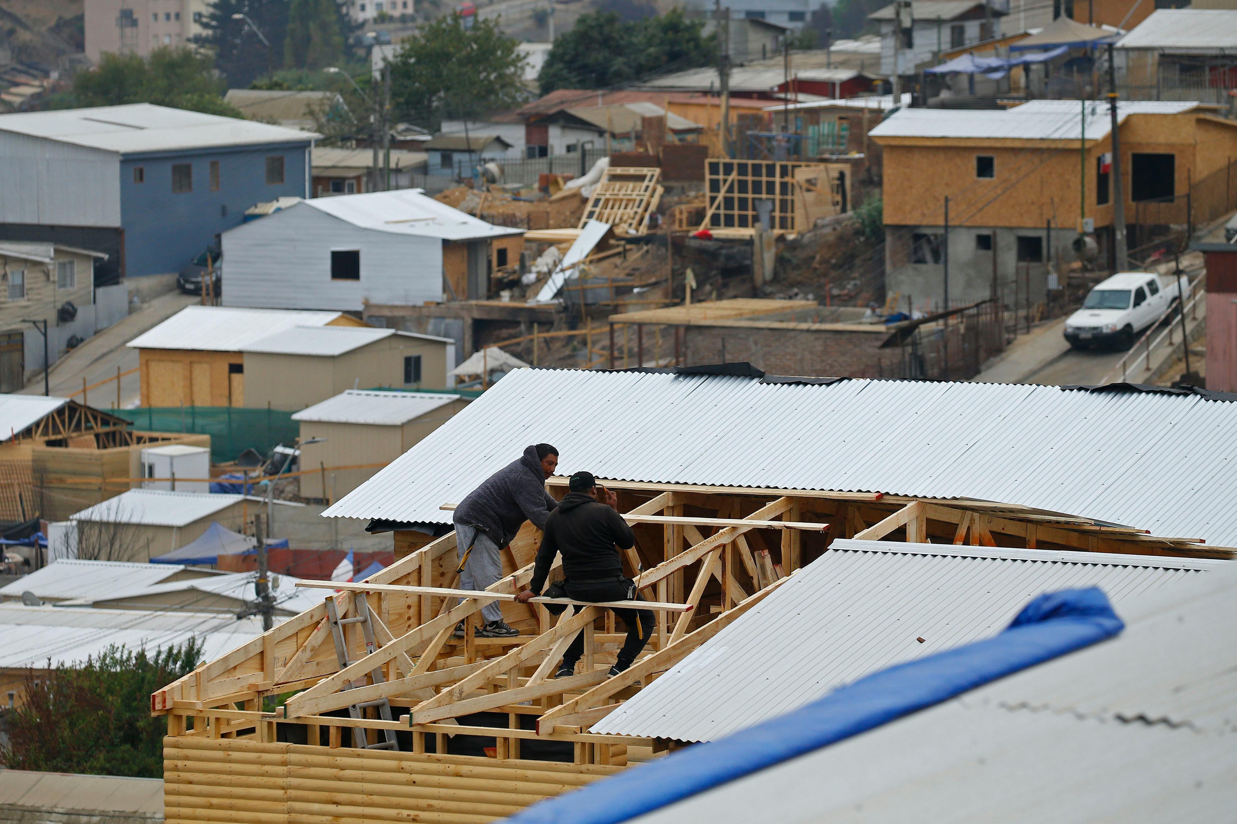 Gobierno presenta plan de reconstrucción tras incendios: La vivienda estará en un plazo más corto