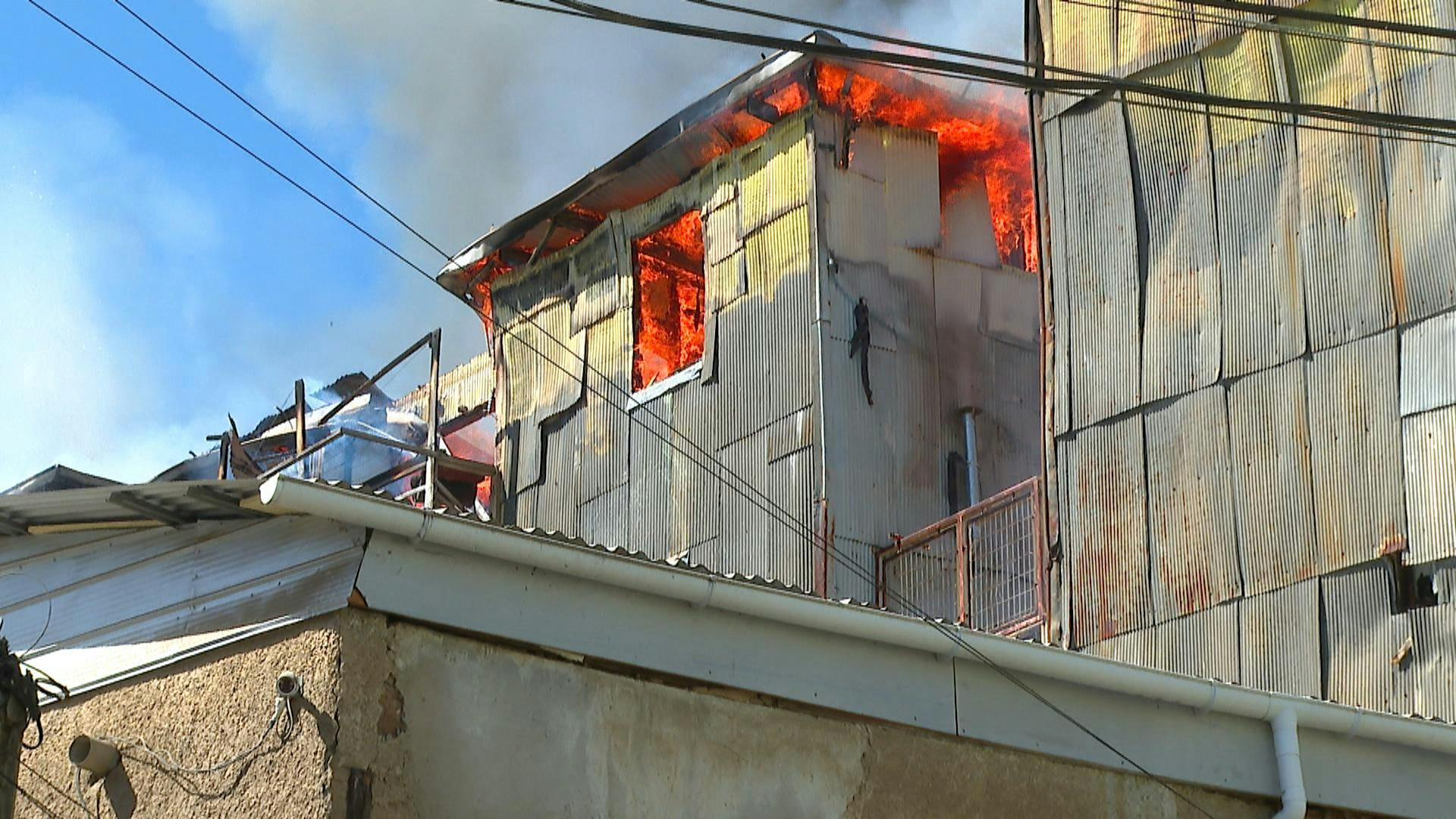 Evacuaron colegios tras incendio que afectó a dos viviendas en cerro Polanco