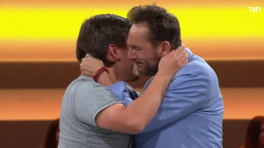 Daniel Fuenzalida se emociona con historia de participante de Ahora Caigo