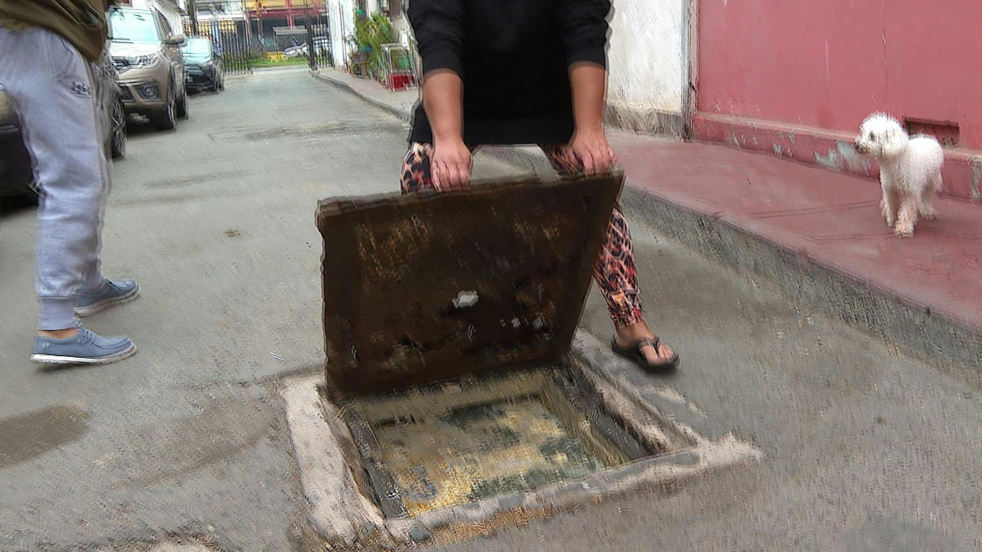 Vecinos viñamarinos claman por ayuda ante constantes vertimientos de aguas servidas frente al mall