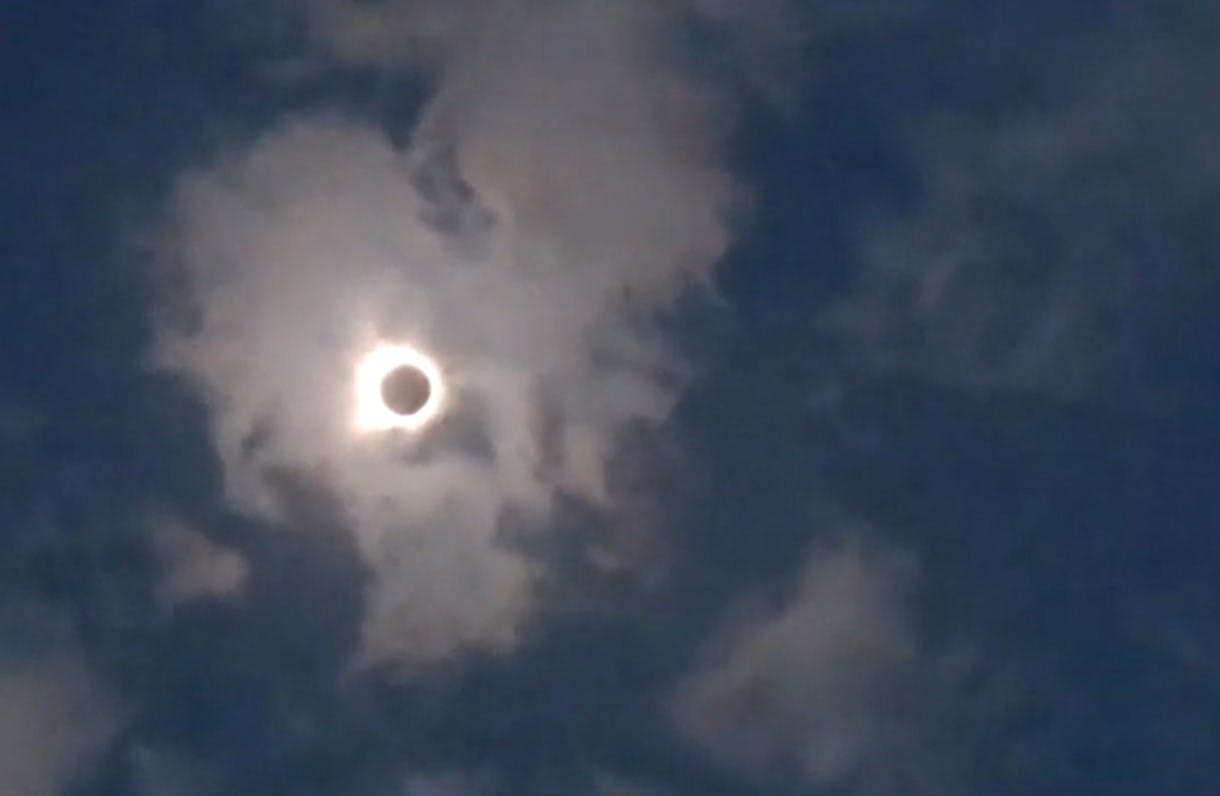 El emocionante registro de Yael Szewkis del eclipse solar total 