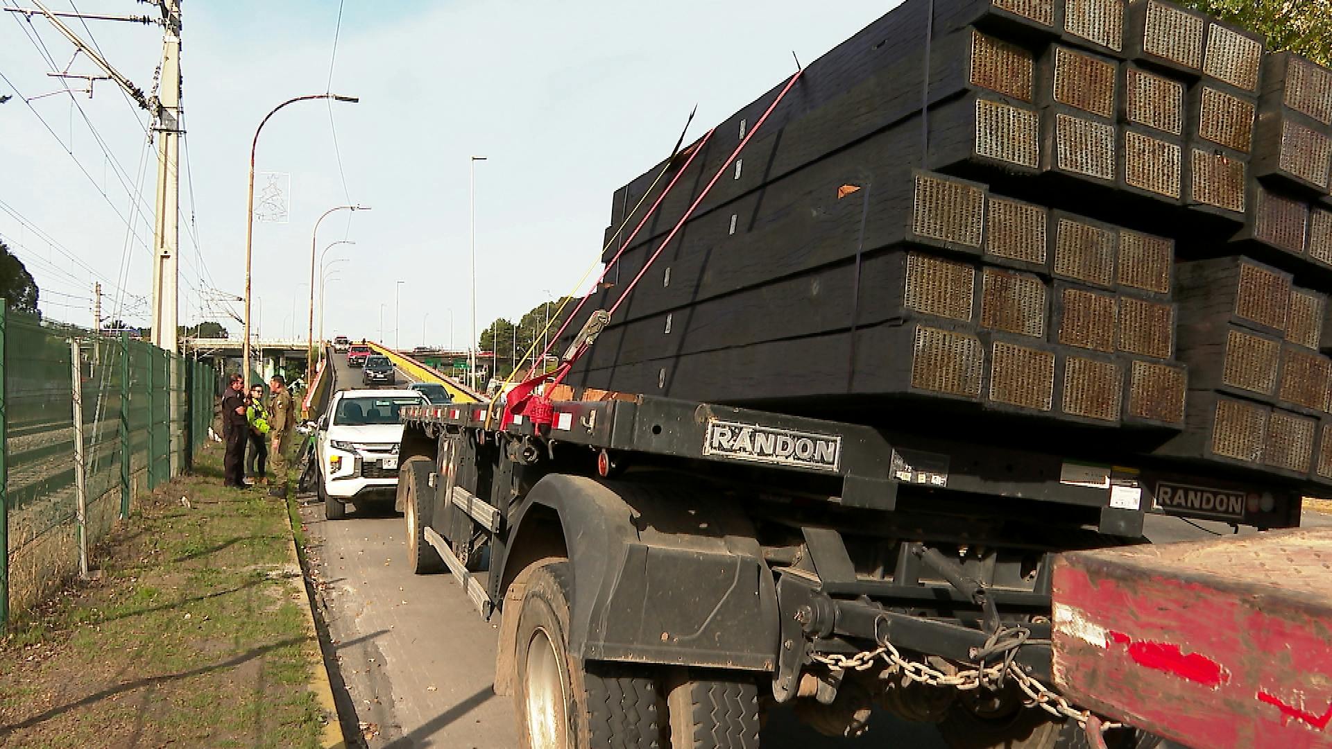 Mujer grave: camión perdió pesada carga sobre paso peatonal