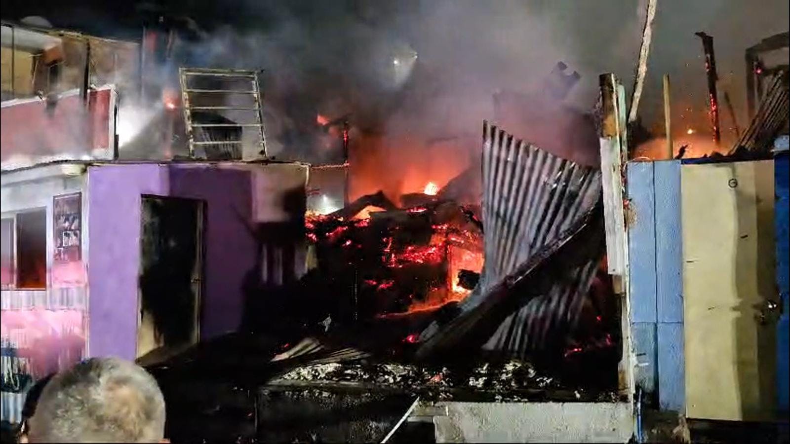 Incendio dejo al menos una decena de viviendas destruidas y afectadas
