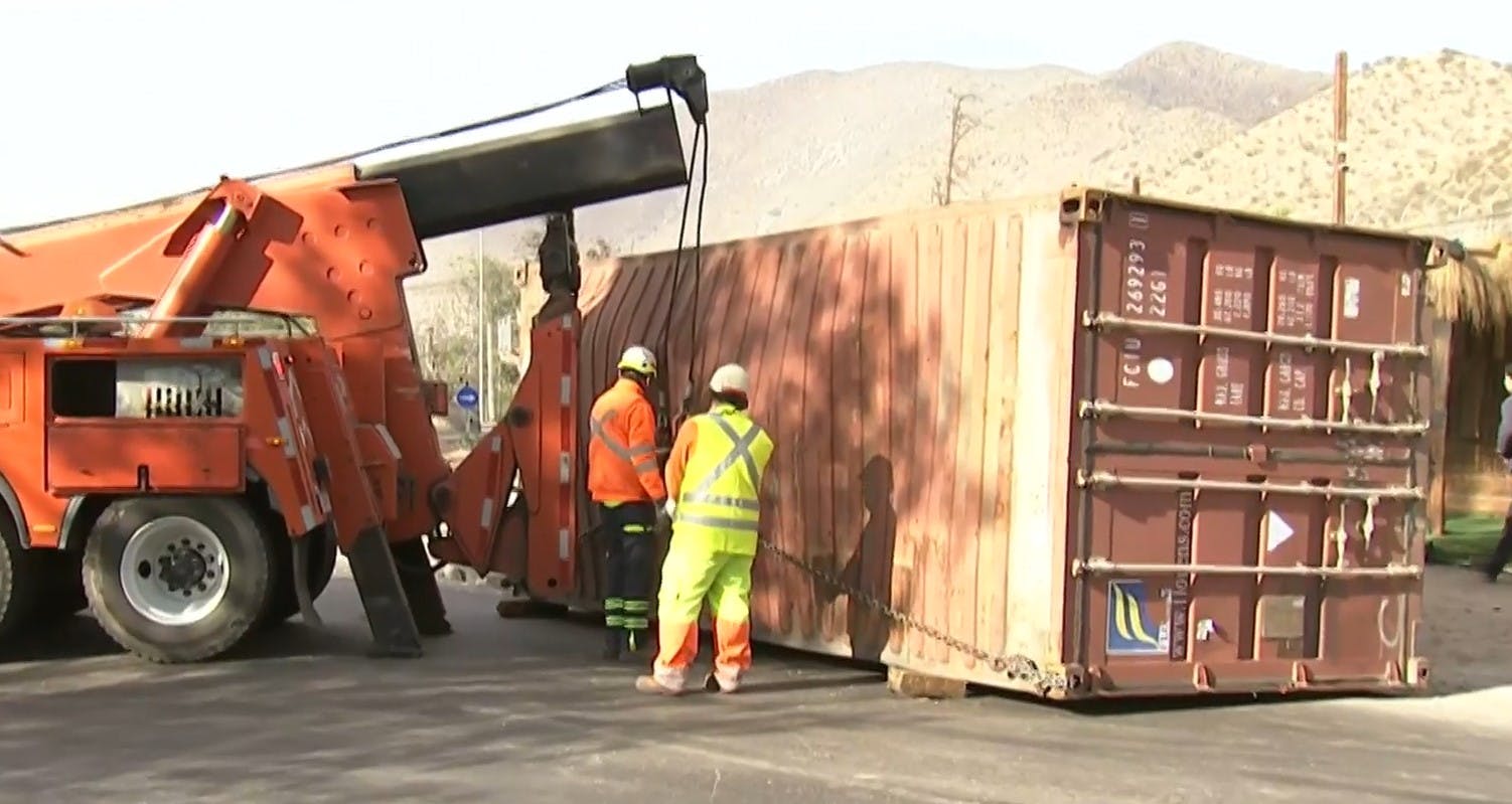 Caos vial en la ruta 68: Carga con cerámicas se desploma y genera gran taco 