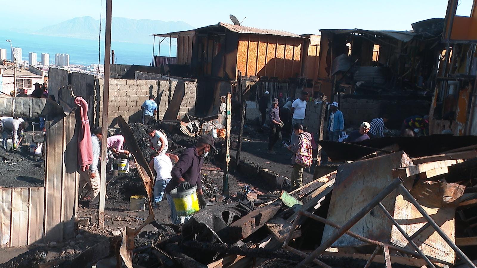 Medio centenar de damnificados fue el resultado del incendio registrado ayer en un campamento