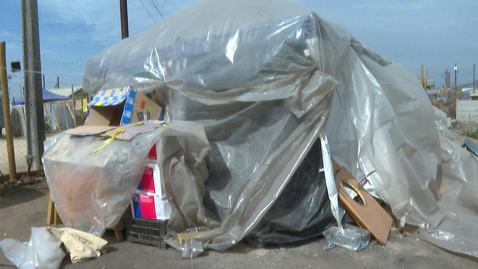 Damnificados siguen durmiendo en el suelo a pesar del frío y las lluvias