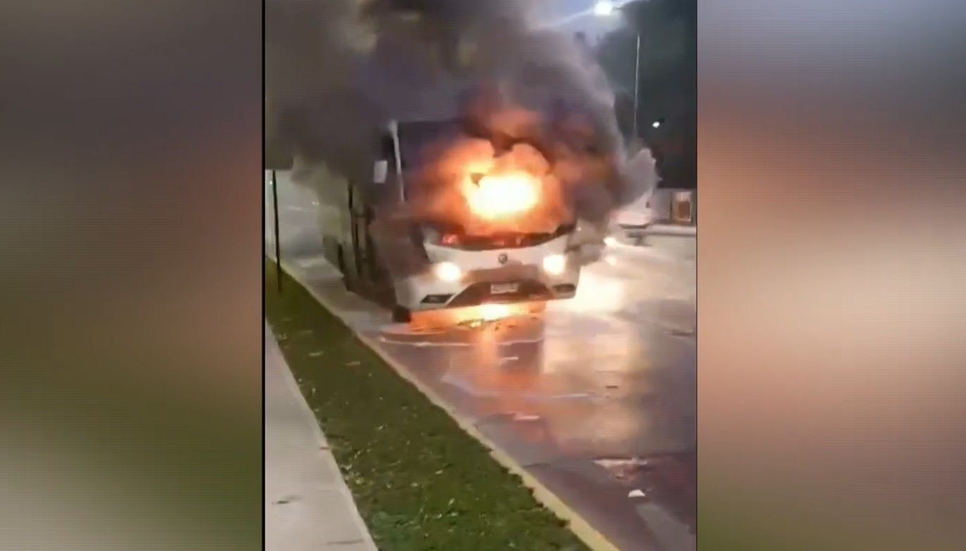 Investigan incendio en bus en Lo Barnechea: Trabajadores lograron escapar de las llamas